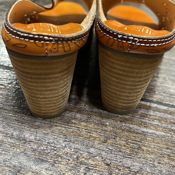 EUC Leather Slip on heels - Picture 8 of 8